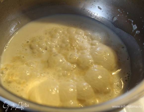 Опара за это время начала пузырится, а значит она готова впрыгивать в тесто.