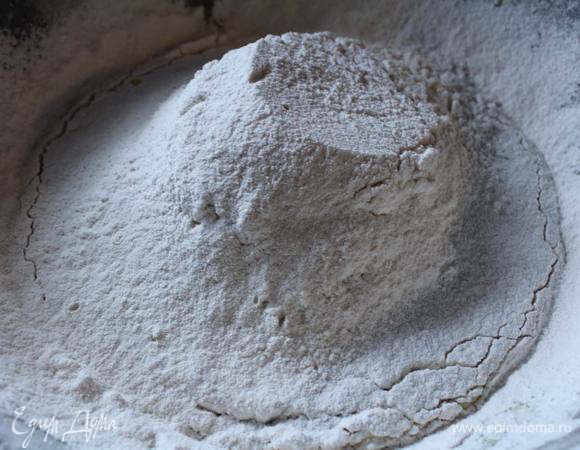 Просеиваем муку и замешиваем тесто.