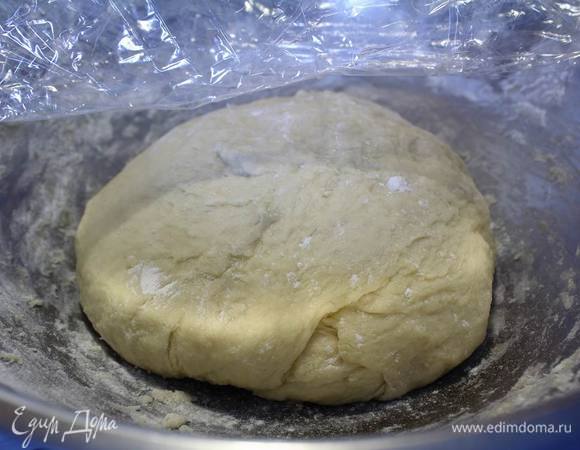 Присыпаем дно посудины слегка мукой, укладываем в нее тесто, укрываем полотенцем или пленкой и отправляем на расстойку на 1 час в теплое место.