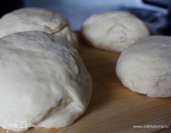 Поднявшееся, полное пузыриков тесто, обминаем и делим на части.