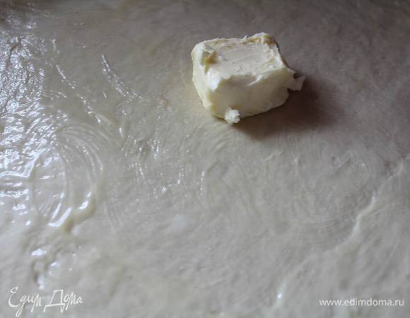 Каждую часть раскатываем тонко в пласт, хорошенько обмазываем растопленым сливочным маслом и складываем одна на другую.