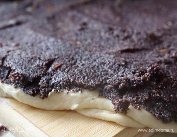 На самую верхнуюю часть теста укладываем начинку (у меня маковая паста, но можно и тертый сыр, и ягодный джем и т.д.). Сворачиваем в рулет, разрезаем на медальоны толщиной 5-7 см.