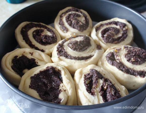 В форму (у меня 28 см в диаметре) укладываем вниз пергамент и закладываем наши мини-рулетики. Накрываем и даем постоять 30-40 минут.
Обмазываем поверхность тутманика яйцом и отправляем в разогретую до 190°C духовку на 30-40 минут.