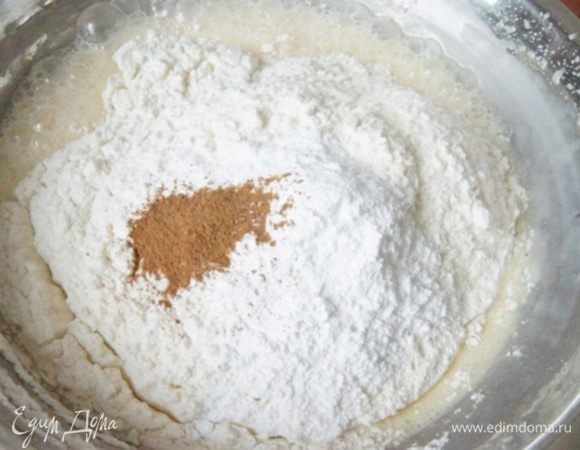 Добавить муку, корицу, разрыхлитель теста. Перемешать. 