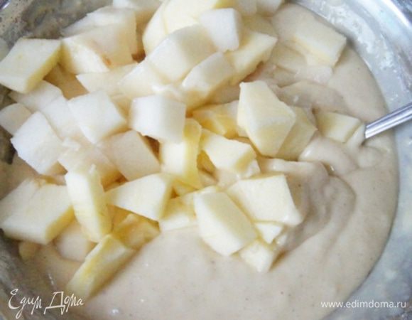 Яблоки и груши почистить и нарезать кубиками. Добавить в тесто и аккуратно перемешать. У меня было большое яблоко и такая же груша, поэтому получилось очень фруктово.