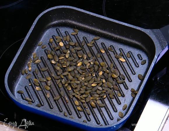 Тыквенные семечки подсушить на разогретой сковороде-гриль.