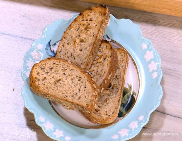 Хлеб подсушивать с двух сторон на разогретой сковороде-гриль до появления золотистых полосок.