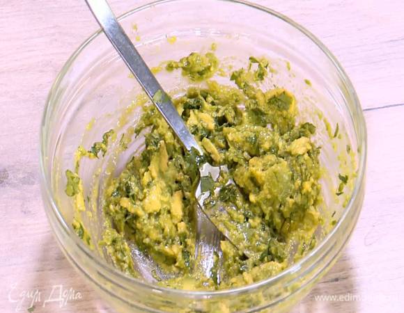 К авокадо добавить кинзу, влить оливковое масло Extra Virgin, посыпать паприкой и перемешать.