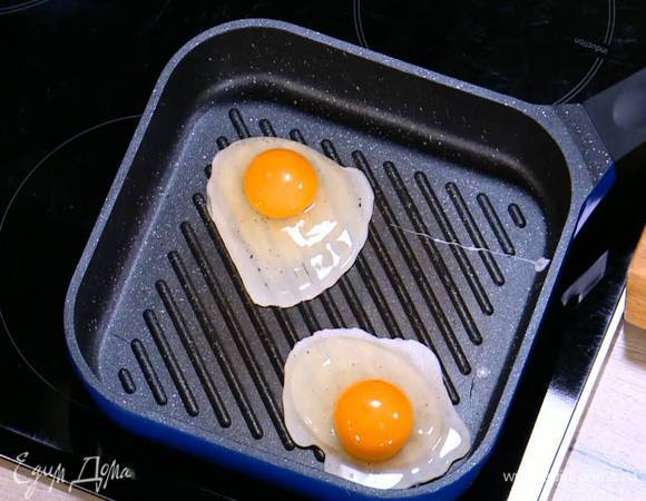 Из каждого яйца по отдельности пожарить глазунью, посолить и поперчить.