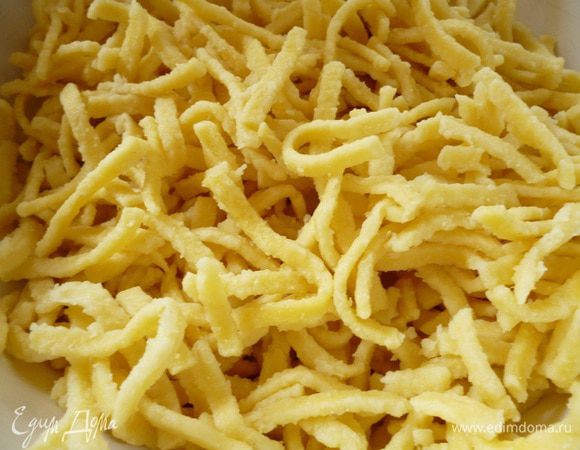 Домашнюю лапшу отварить до полуготовности в воде с добавлением двух ложек растительного масла, промыть холодной водой.