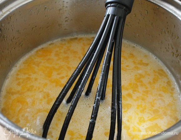 Яйца слегка взбить венчиком с сахаром, щепоткой соли и ванилином, добавить молоко и снова взбить. По желанию в запеканку можно добавить изюм.