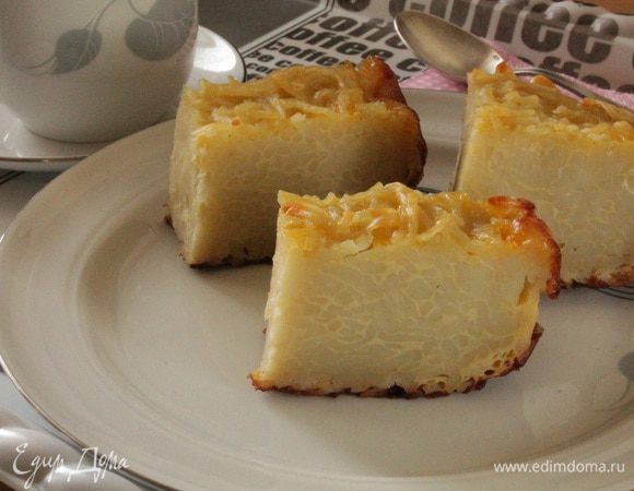 Горячую бабку нарезать на порции и подавать. Можно со сметанкой или к чаю, молоку, очень вкусно! Приятного вам аппетита!