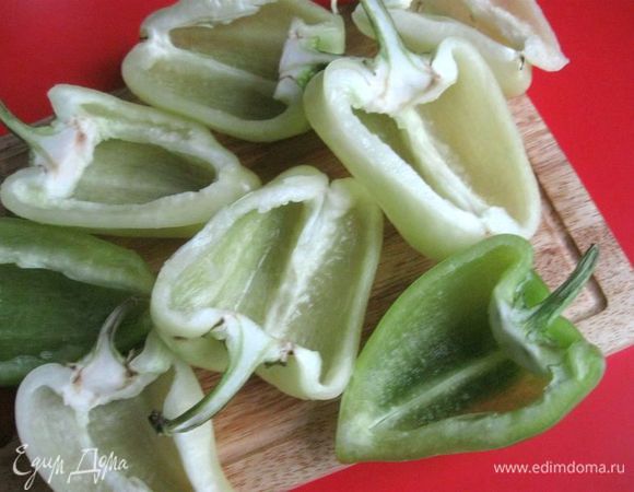 Удалить семенную часть, оставив "хвостик". Помыть, чтобы удалить остатки семян.