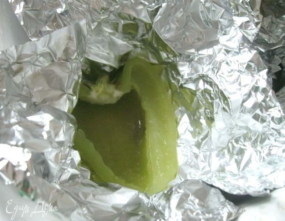 Духовку разогреть до 240°C. Каждую половинку перца снаружи смазать оливковым маслом отдельно завернуть в фольгу. Отправить в духовку на 20 минут. Перцы вынуть из духовки, развернуть, дать остыть до теплого состояния.
