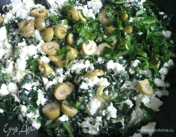Приготовить начинку. Шпинату дать немного оттаять, порезать, поместить на разогретую сковороду с 0,5 столовой ложки оливкового масла, несколько минут шпинату будет достаточно, чеснок очистить, пропустить через пресс, добавить к шпинату, через минуту выключить газ. Цедру натереть на терке, добавить к шпинату, лимонный сок выдавить и добавить к шпинату. Перемешать. Дать немного остыть, добавить рикотту, размять вилкой, перемешать. Оливки порезать колечками, добавить к начинке, петрушку порезать, добавить к начинке, посолить, поперчить, перемешать.
