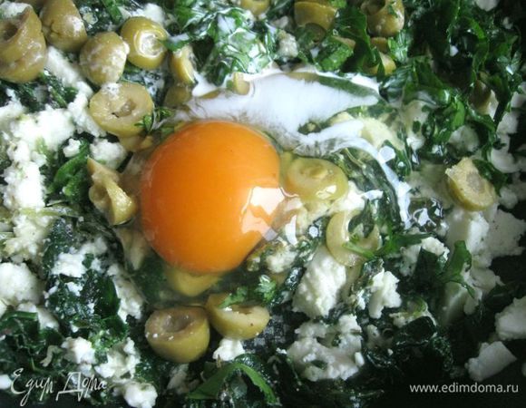 Добавить сливки и яйцо, перемешать.