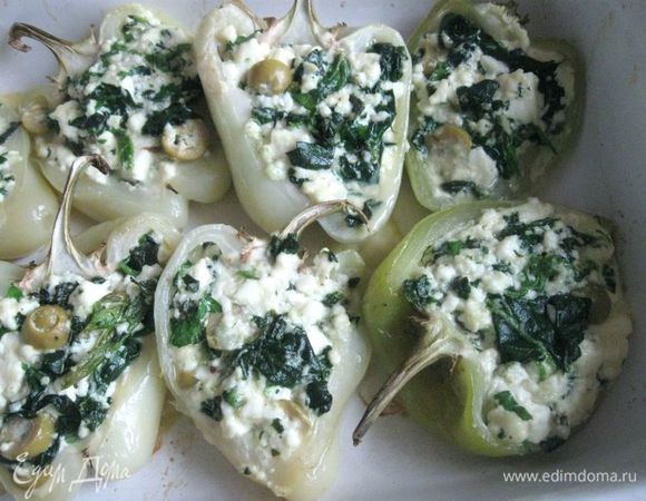 Вынуть перцы из духовки. Дать немного остыть. 