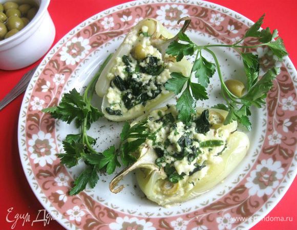 Тарелку посыпать измельченным черным перцем, украсить зеленью, оливками.