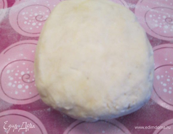 Смешиваем муку, творог, перетертый с размягченным маслом и замешиваем эластичное тесто. Делаем из него плоский квадрат и убираем его в пленке на 12 часов в холодильник. Можно, конечно, и меньше времени держать тесто в холоде, но тогда тесто в изделии будет не достаточно слоистым.