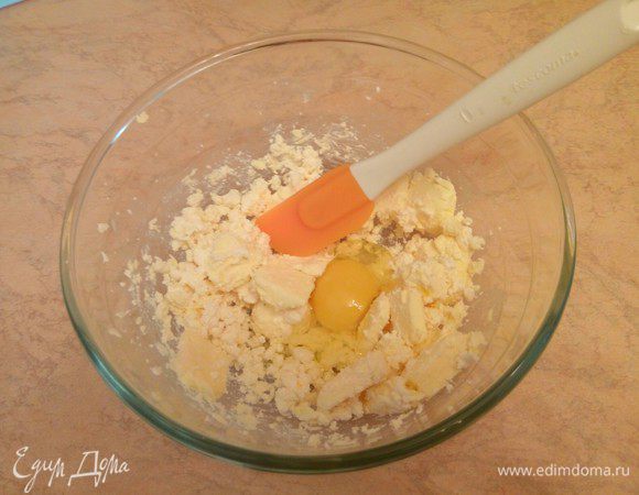 Размягченное масло растереть с творогом, добавить яйцо, соль, соду, погашенную лимонным соком, все хорошо перемешать, добавить муку, замесить тесто.