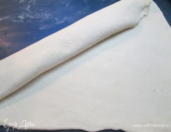 Для вертуты раскатываем очень тонкое тесто — толщиной 0,15-0,2 см.