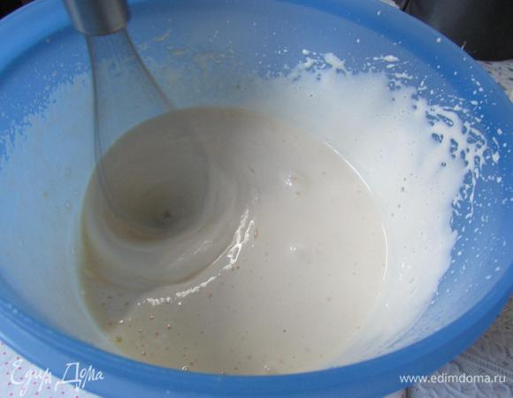 Сахар и яйца взбить до густой белой пены.