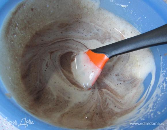 Смешать сметано-мучную смесь с яичной массой.