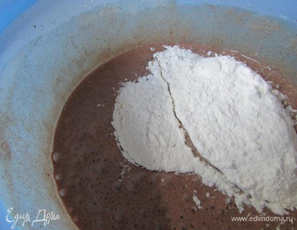 Затем добавить пшеничную муку, просеянную с содой. Всё аккуратно перемешать.