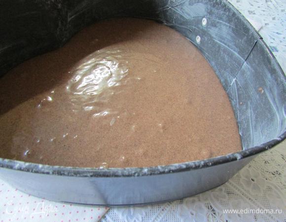 Форму (20 см) для запекания смазать сливочным маслом и присыпать мукой. Вылить жидкое тесто в форму. Отправить в разогретую духовку (190°C). Выпекать 40 минут.