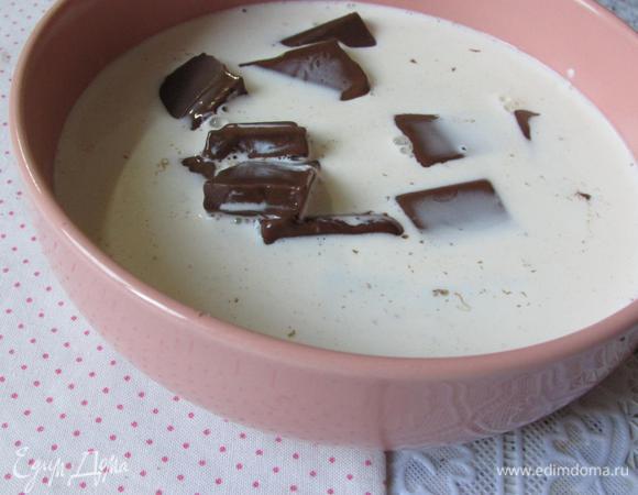 Приготовить начинку. Шоколад наломать на мелкие кусочки. Залить горячими сливками. Растворить в них шоколад. Масса будет жидкой. Остудить её на столе, затем отправить в холодильник. Пока готовится пирог, масса в холодильнике станет погуще, как хорошая сметана.