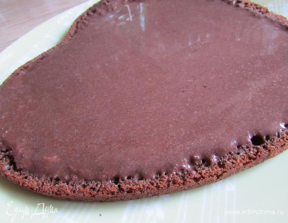 Одну из частей прослоить шоколадной начинкой. Накрыть второй частью.