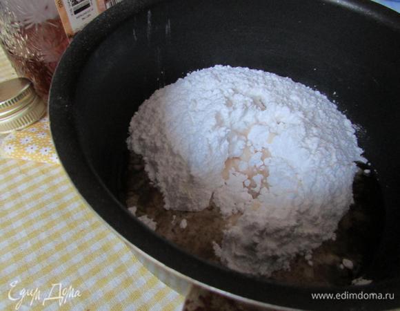 Приготовить глазурь. В сотейнике смешать сахарную пудру, кипяток и ликер. Подогреть массу, чтобы она стала текучей. Вылить на пирог.