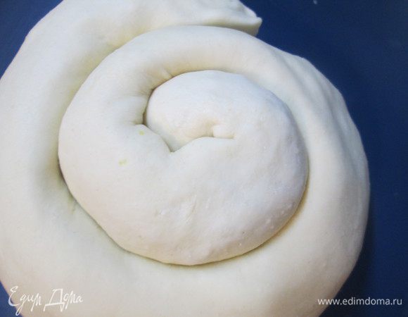 Свернув тесто с начинкой в тугой рулет, скручиваем его улиткой (вертутой).