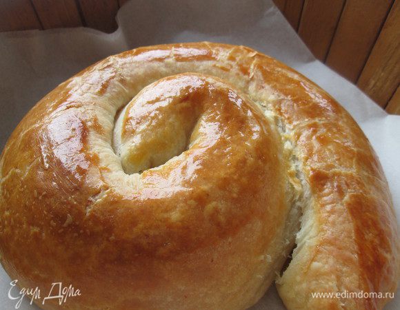 Смазываем вертуту яичным желтком (можно желтком с молоком или желтком с водой). Выпекаем при 180°C до румяного цвета. Готовность проверяем шпажкой.