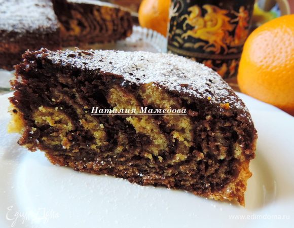 Готовый пирог вынимаем из формы и по желанию посыпаем сахарной пудрой.
Очень вкусный, нежный и ароматный пирог готов.  
Угощайтесь и приятного вам аппетита!