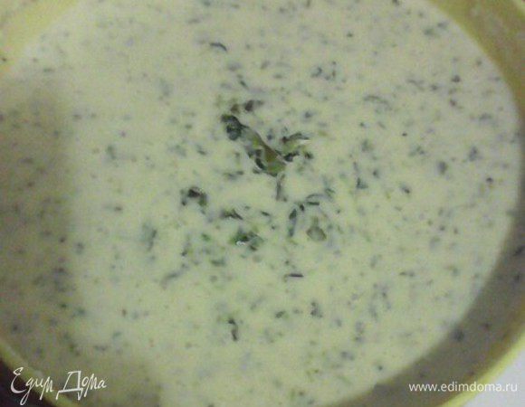 Замешиваем тесто.
В миске для замеса растапливаем сливочное масло, вливаем растительное, вбиваем яйца, наливаем сливки, добавляем сахар, солим, перчим, выкладываем заранее размороженный шпинат и блендером слегка пюрируем. Затем вливаем молоко и воду, высыпаем сразу всю муку (муку нужно просеять) и взбиваем венчиком в однородную массу. Тесто должно получиться консистенции жидкой сметаны.