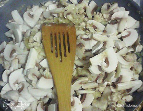 Пока тесто приходит в себя, готовим начинку.
Лук нарезаем мелкими кубиками и отправляем на сковородку на смесь растительного и сливочного масел жариться. Нарезаем мелкими кубиками куриную грудку и отправляем к луку, шампиньоны режем пластинками и туда же. Солим, перчим, наливаем 50 мл воды и тушим до готовности. Трем сыр на терке. Смешиваем, молоко, воду, вино и муку в однородную массу и выливаем в сковороду, сразу же выкладываем сыр и перемешиваем, даем схватиться и начинка готова.