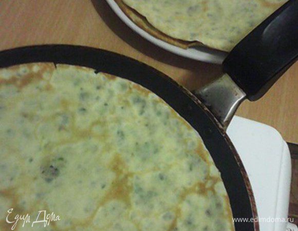 Пока начинка готовится, жарим блины. Я жарю на блинной сковороде, не полный половник теста на 1 блин. Из указанных в рецепте ингредиентов у меня получилось аккурат 12 блинов толщиной 3 мм.
Теперь оформление. Можно сложить блины 4-хугольником (как на фото) и полить каждый блин начинкой, но красивее разрезать их на 4 части и выложить один на один точно также переливая начинкой. Как по мне 2 блин на 1 одну порцию все равно много, но смотрите сами. Кушать ножом и вилкой ;) Приятного аппетита!