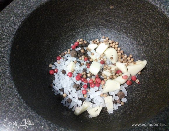 В ступке растереть специи с солью, чесноком. Добавить листики тимьяна и оливковое масло. Размешать. 