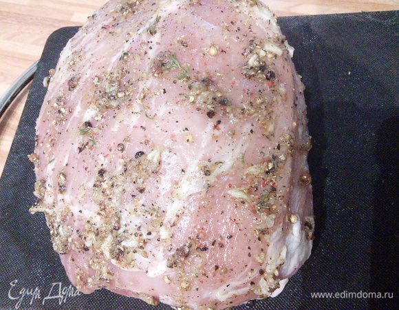 Окорок обмыть, осушить, удалить лишний жир и жилки и натереть полученной смесью со всех сторон. Время маринования 3 часа. 