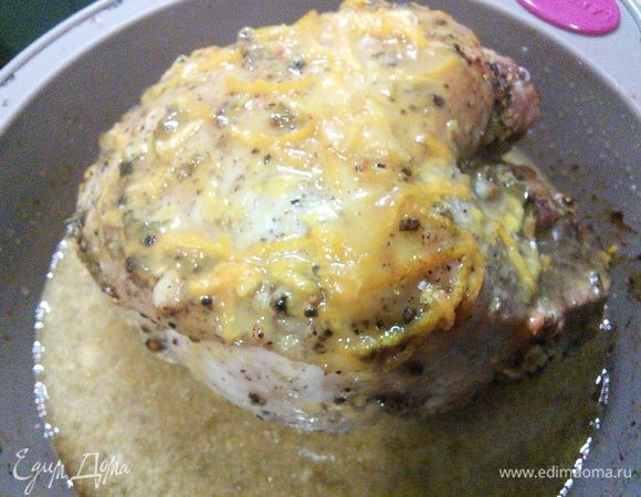 Через 2 часа запекания вынуть окорок из духовки и обильно смазать глазурью. Запекать в течение часа (до готовности мяса), смазывая каждые 15 мин медово-апельсиново-горчичной глазурью. В ёмкость под мясом по надобности нужно подливать воду. 