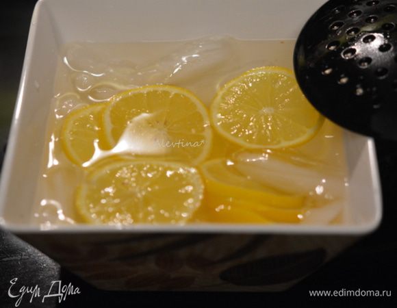 Приготовить 1 стакан холодной воды со льдом. Переложить лимонные круги в ледянную воду на 1-2 мин. Слить воду со льдом.