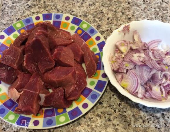 Мясо и лук нарезать.