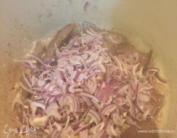 Добавить лук и лавровый лист.