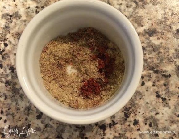 К мясу с луком добавить специи и перемешать, накрыть крышкой и тушить минут 5-7. Потом добавить воду, накрыть крышкой и тушить на медленном огне до готовности мяса. Я наливаю от 1-2 двух стаканов воды. Все зависит от того, какой консистенции вы хотите получить ваше блюдо.