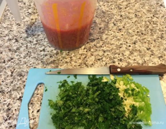 Когда мясо будет готово, заливаем его помидорами, которые надо взбить погружным блендером. И тушим минут 5-7.