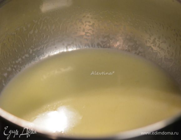 Добавить 2 ст.л. воды в кастрюлю, довести до кипения, затем добавить сливочное масло. Растопить масло. Перемешать. Снять тут же с огня.