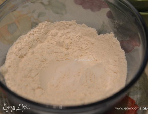 Смешать отдельно муку, сахар и соль.