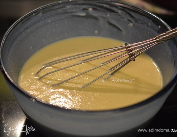 Добавить молочную смесь в муку, перемешать, влить маслянную смесь. Перемешать так, чтобы не было комочков или по рецепту автор предлагает процедить через сито. Закрыть пленкой и поставить на 2 часа или на ночь в холодильник. Я ставила на ночь.