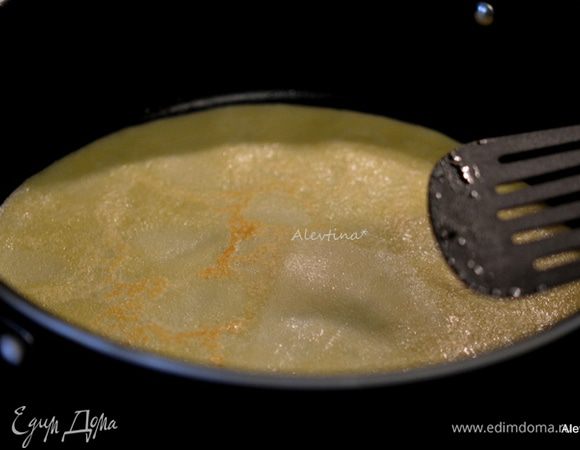 Разогреть равномерно сковороду, вылить масло на первую порцию, можно без. Добавить тесто перемешанное. И готовить примерно 1-2 минуты сторона. Так с каждой порцией теста. 